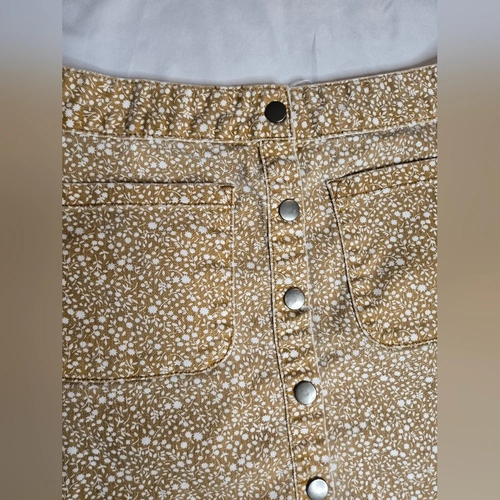 Kimchi Blue Tan Floral Mini Skirt – Button-Up Jean Style, Size 4 🌼 - Picture 2 of 5